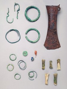 Contenido de la tumba de un niño, de Barrow II, Tumba I en Vace
